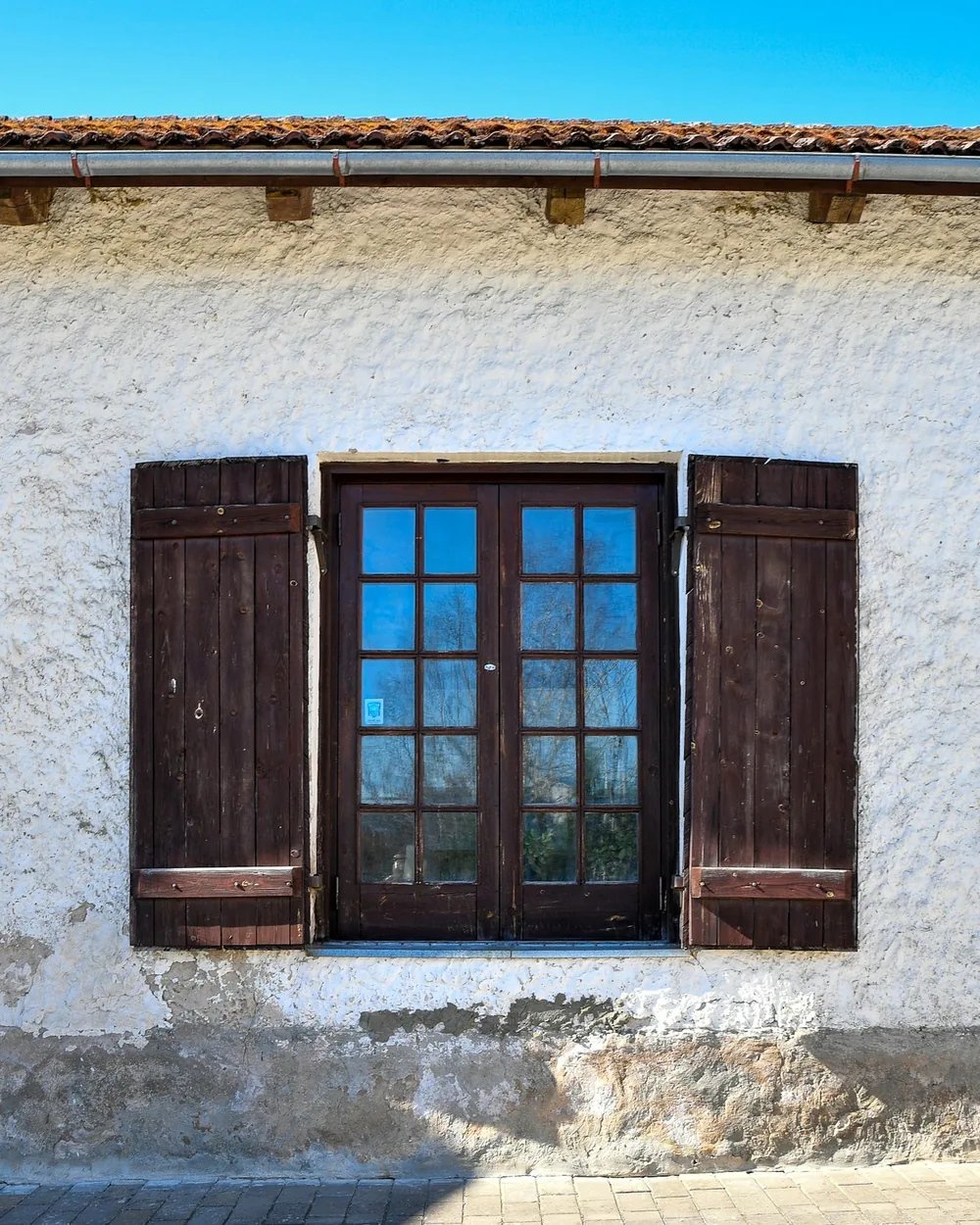 Finestres de fusta amb els porticons oberts