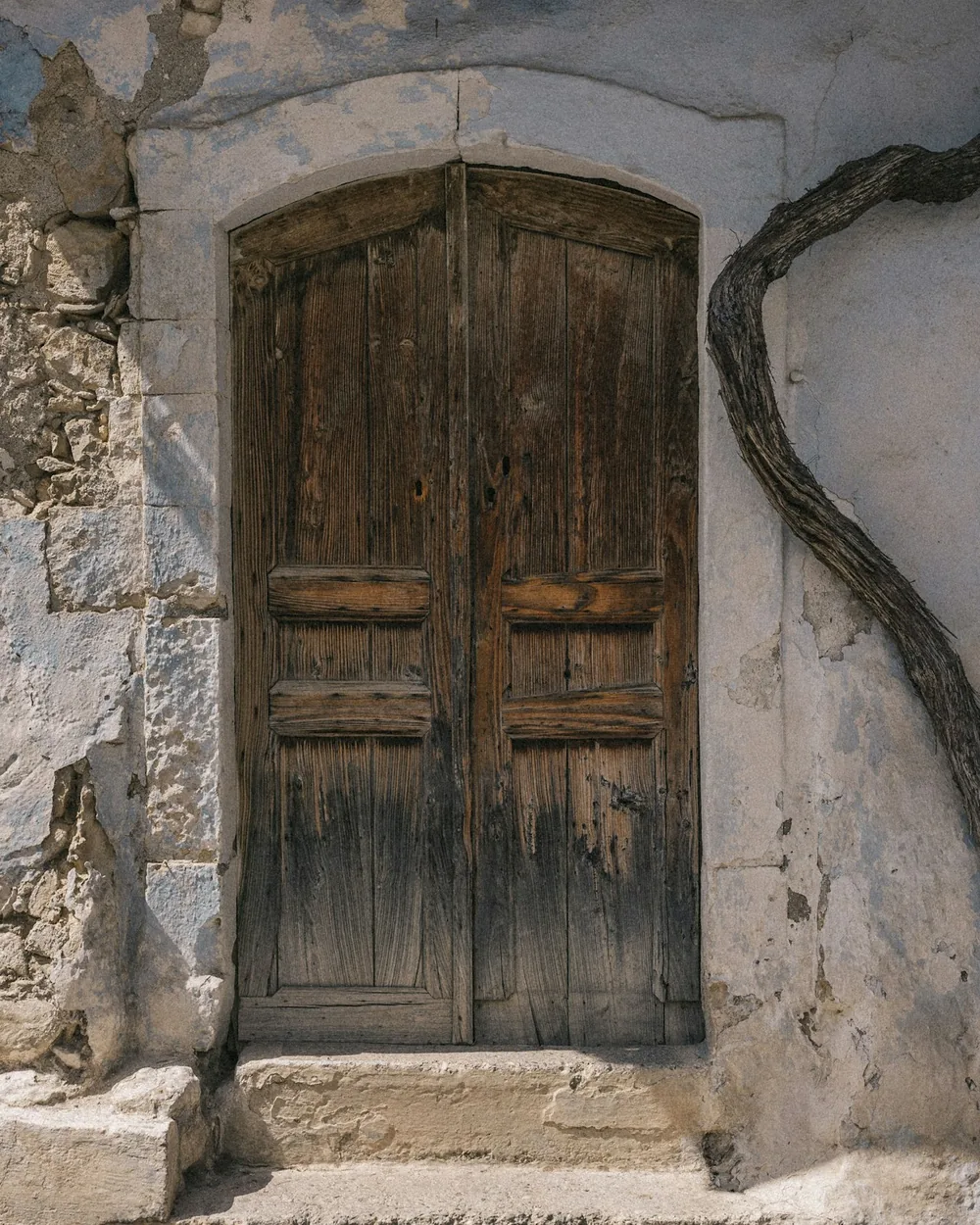 Porta antiga de fusta restaurada i envernissada