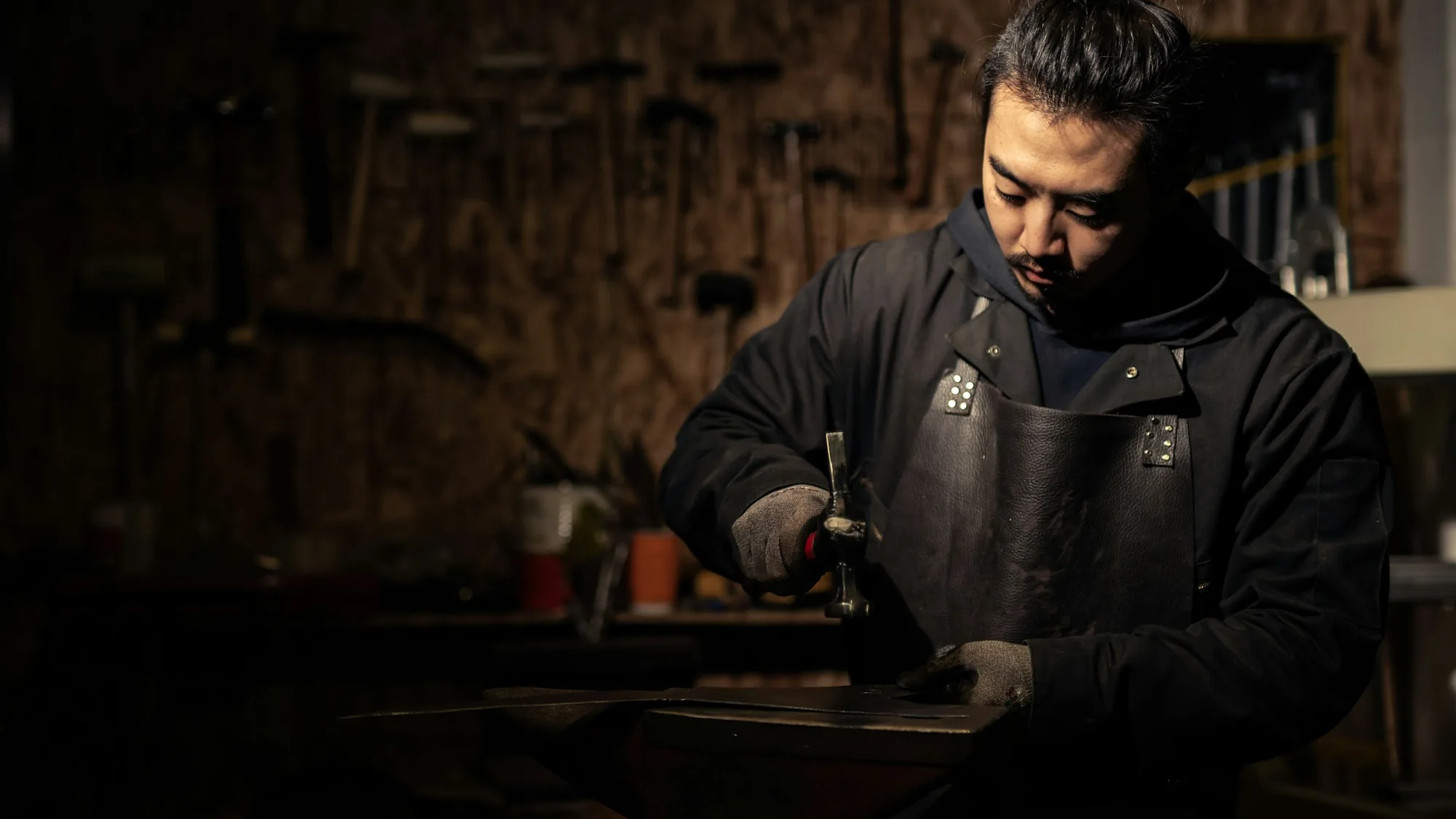 Banc de fuster amb eines de mà al taller de Fusteria Solanell